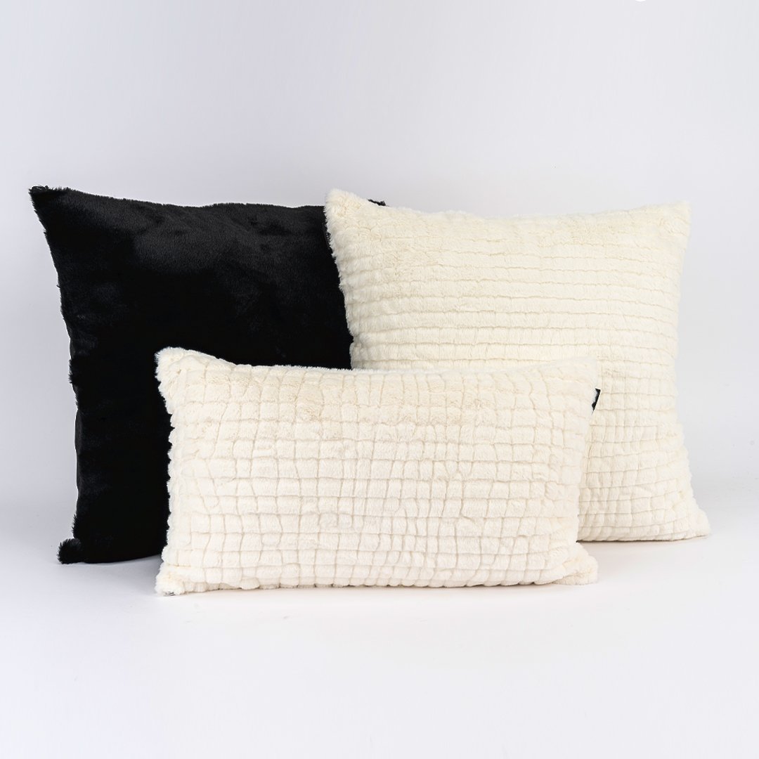 Kit Capa de Almofada Plush Black + Pelúcia Off White + Pelúcia Off White Mini